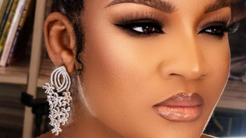 Nigerian actress, Omotola looks stunning in her new makeup look, lace top