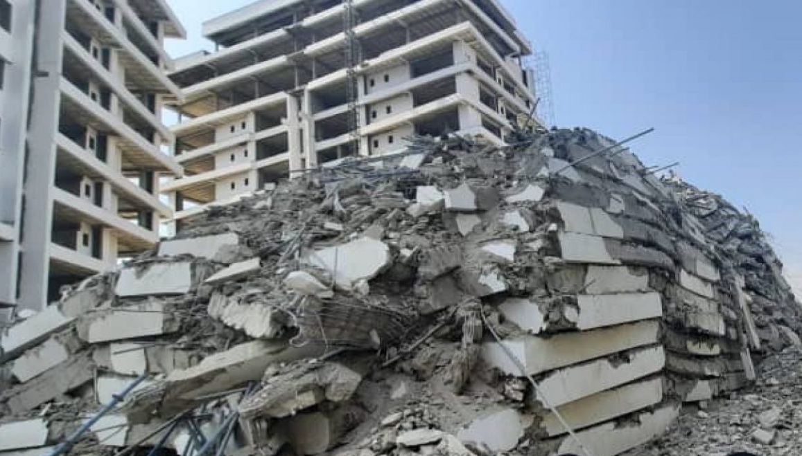 Photo: Onlookers cheer survivor of Ikoyi high-rise building collapse