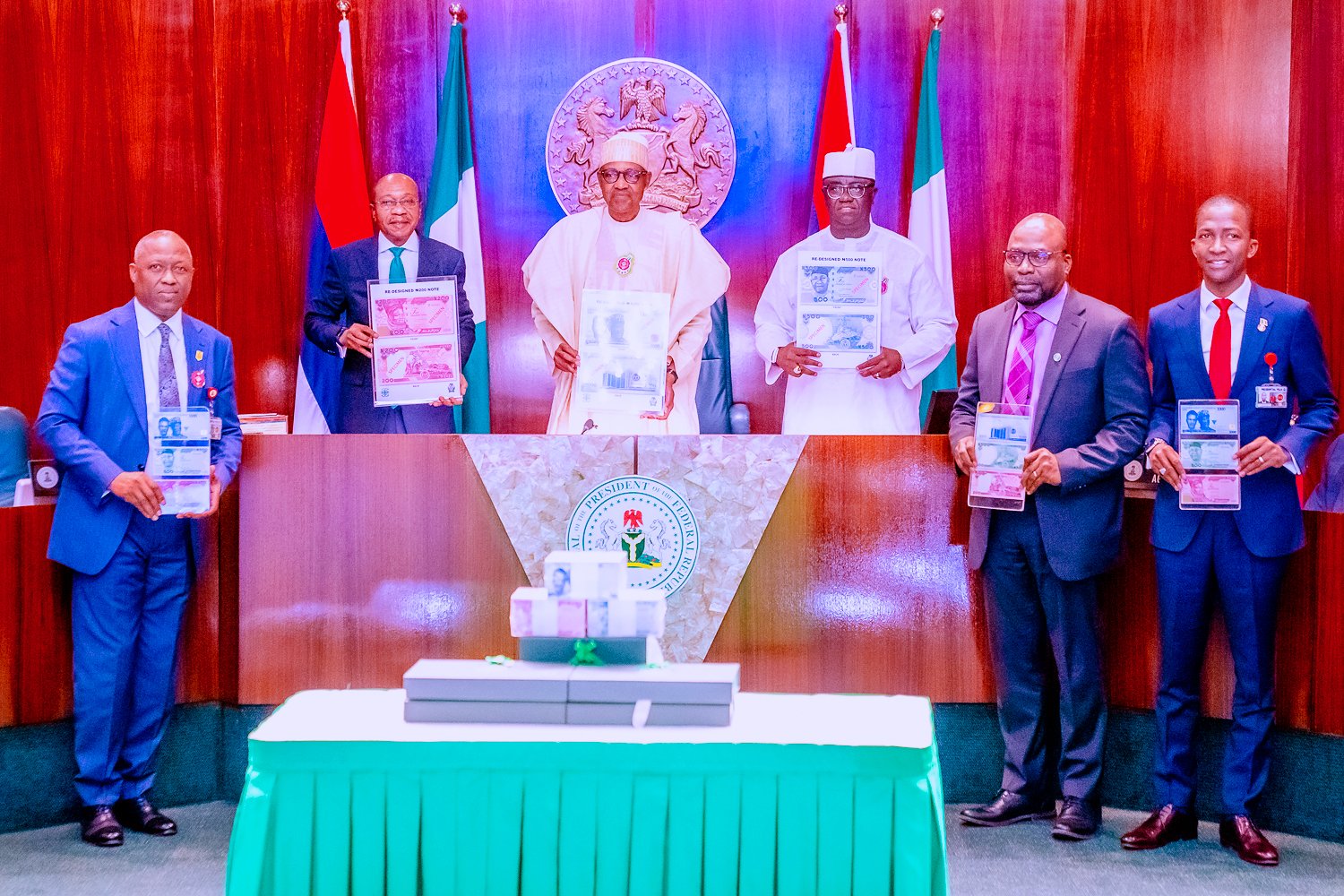 Breaking: Buhari unveils redesigned naira notes (Photos)