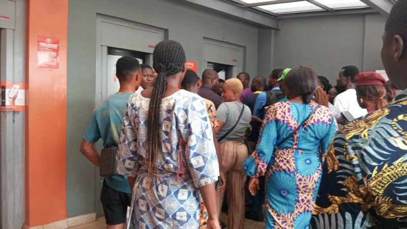 Banks open banking halls for cash withdrawals on weekends to ease naira crunch (in photos)