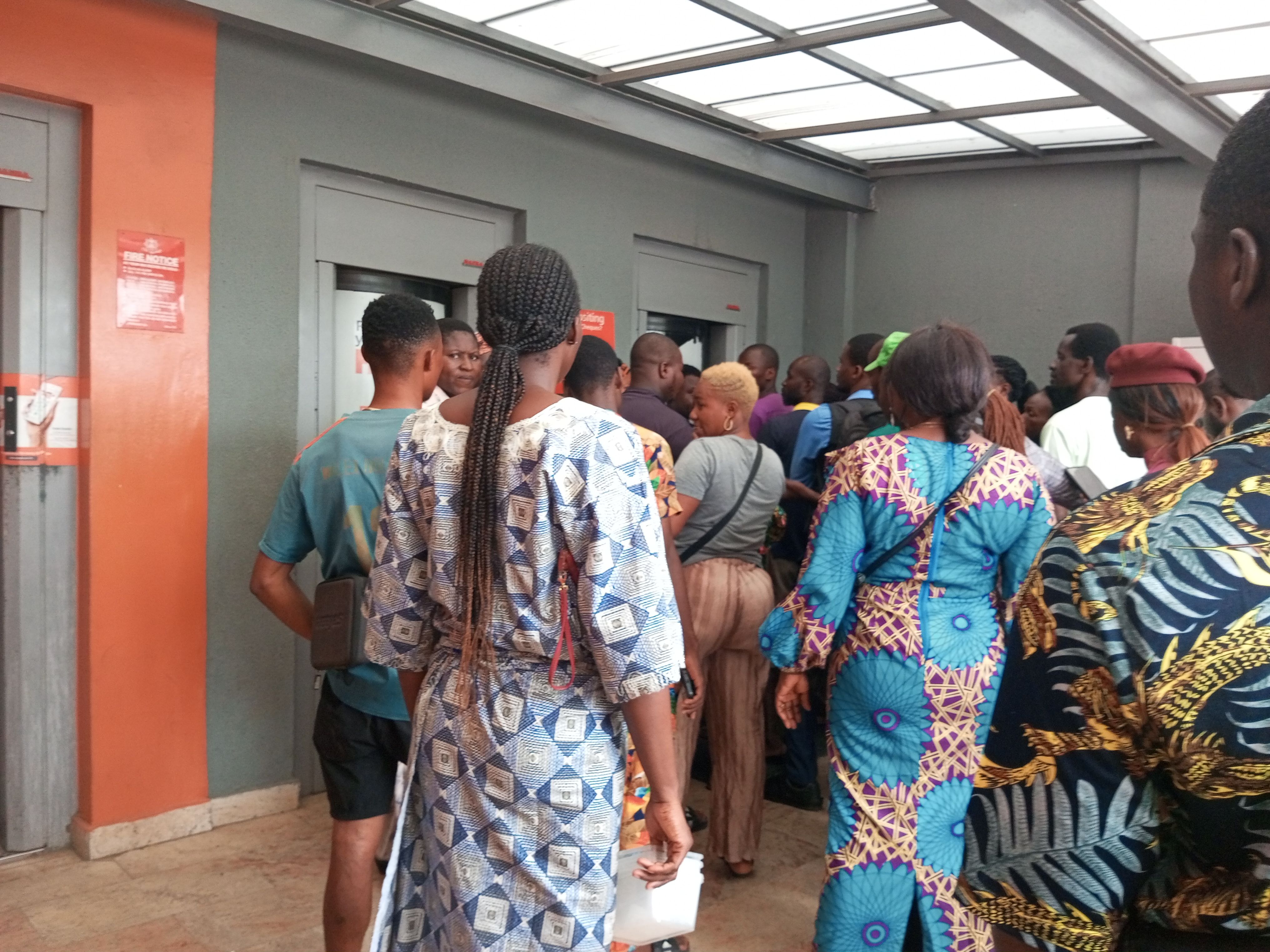 Banks open banking halls for cash withdrawals on weekends to ease naira crunch (in photos)